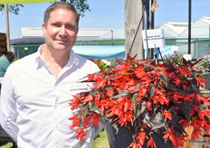 Domique Lacey, Managing Director van FloraNova, was aanwezig op de locatie van Syngenta en toonde daar het assortiment van Flora Nova. Hier met de Bossa Nova Nightfever Rossa.